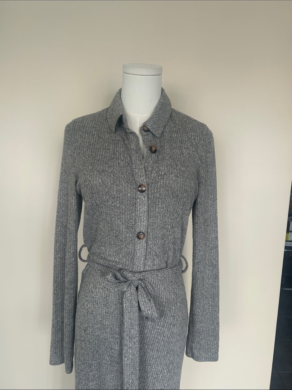 MONTEAU Los Angeles Gray Knit Button-Up Belted Midi Dress size large - Picture 5 of 9